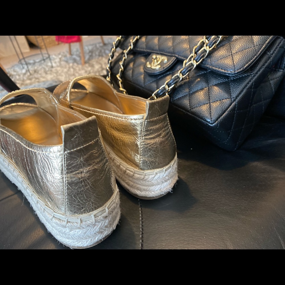 Stop traffic in a DKNY golden leather, peep toes espadrilles 😌 - Picture 8 of 12